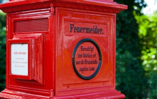 Alter / Antiker Rauchmelder in Rot