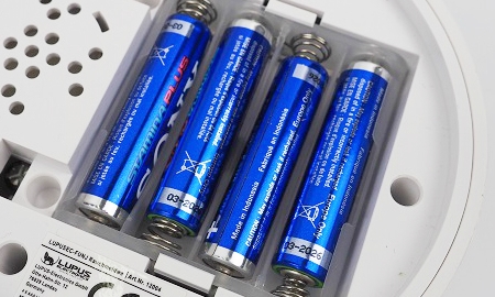 Eingelegte Batterien im Lupusec SD-8 Rauchmelder